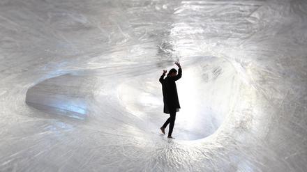 Ausstellungsbesucherin in einer begehbaren Tape-Installation des kroatischen Kollektivs Numen / For Use.