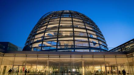 10.12.2019, Berlin: Bundestagsabgeordnete und Journalisten stehen in der "blauen Stunde" während der Sitzungen der Bundestagsfraktionen unter der Reichstagskuppel auf der Fraktionsebene des Bundestags. Der Bundestag kommt in dieser Woche vom 11.-13.12.2019 zusammen. Foto: Kay Nietfeld/dpa +++ dpa-Bildfunk +++ | Verwendung weltweit