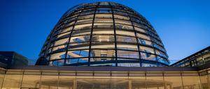 10.12.2019, Berlin: Bundestagsabgeordnete und Journalisten stehen in der "blauen Stunde" während der Sitzungen der Bundestagsfraktionen unter der Reichstagskuppel auf der Fraktionsebene des Bundestags. Der Bundestag kommt in dieser Woche vom 11.-13.12.2019 zusammen. Foto: Kay Nietfeld/dpa +++ dpa-Bildfunk +++ | Verwendung weltweit