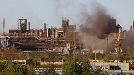 Rauch steigt während des Beschusses aus dem Stahlwerk Azovstal in Mariupol auf.