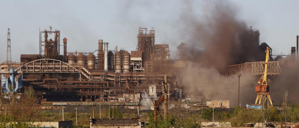 Rauch steigt während des Beschusses aus dem Stahlwerk Azovstal in Mariupol auf.