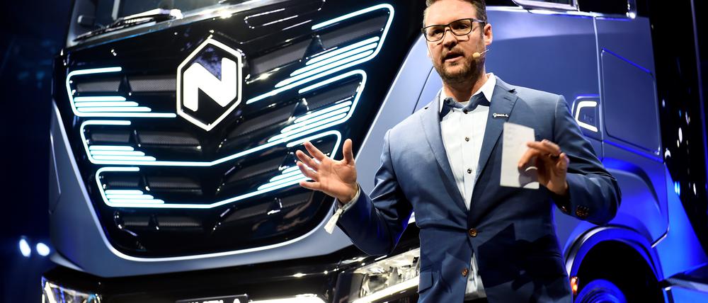 Nikola-Gründer Trevor Milton bei einer Keynote vor einem seiner Lkw.
