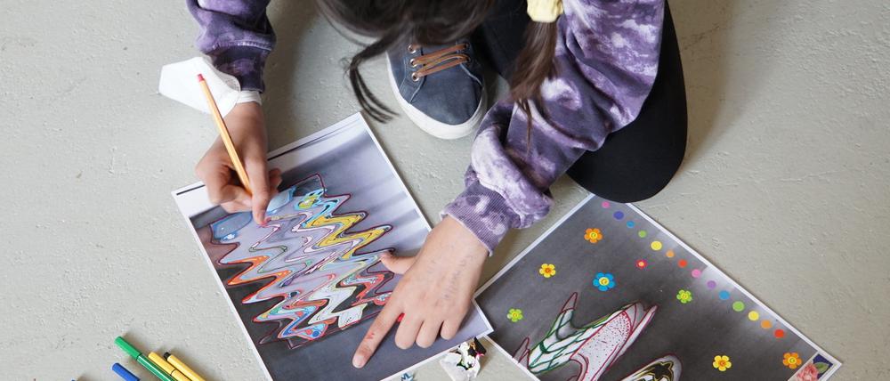 Ein Kind macht Kunst im Atelier von Wie-yi T. Lauw.