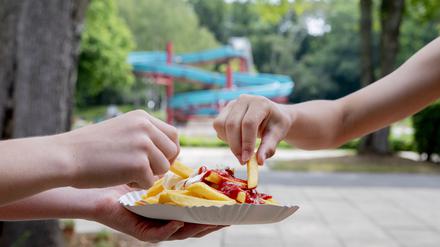Bitte, Schranke! Freibadbesuch ohne Pommes? Für viele undenkbar.