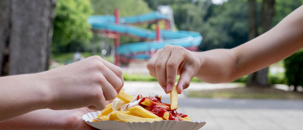 Bitte, Schranke! Freibadbesuch ohne Pommes? Für viele undenkbar.
