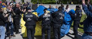 Die Polizei hat am 8. und 9. Mai die Flagge der Ukraine im Bereich der Ehrenmale untersagt – und durchgesetzt.