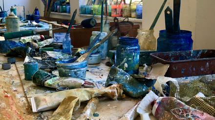 Farbtuben und Pinsel im Atelier von Malerin Annette Selle.