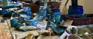 Farbtuben und Pinsel im Atelier von Malerin Annette Selle.