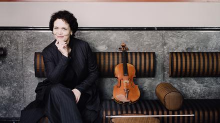 Tabea Zimmermann mit ihrem Instrument.