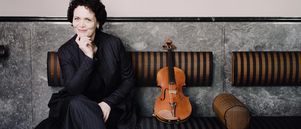 Tabea Zimmermann mit ihrem Instrument.