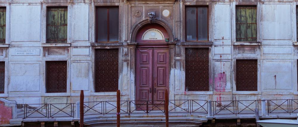 An der Front des Palazzo Diedo prangt die Skulptur „HEX“ des US-Bildhauers Sterling Ruby.
