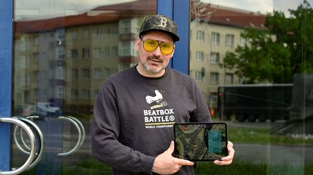 Der Künstler Bee Low hat sich die Rechte an einer virtuellen Version eines echten Bürohauses am Rathenauplatz in Grunewald gesichert.