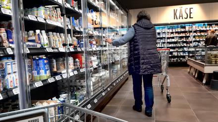 Einkauf in einem Supermarkt oder Discounter zu Zeiten von Corona und Krieg in der Ukraine. 