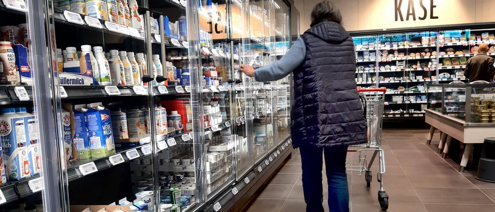 Einkauf in einem Supermarkt oder Discounter zu Zeiten von Corona und Krieg in der Ukraine.