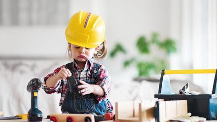 Diese Zweijährige übt sich als Handwerkerin.
