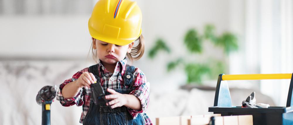 Diese Zweijährige übt sich als Handwerkerin.