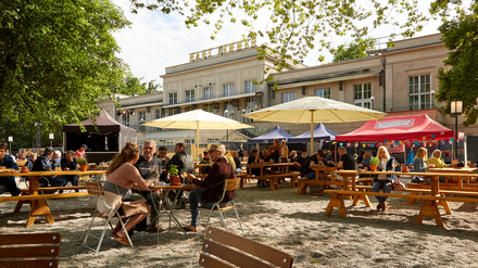 Der Biergarten Zenner in Berlin-Treptow im Sommer.