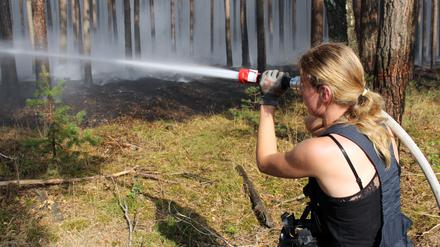 Eine Feuerwehrfrau bei der Brandlöschung am Autobahndreieck Potsdam im Jahr 2018.