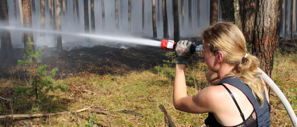 Eine Feuerwehrfrau bei der Brandlöschung am Autobahndreieck Potsdam im Jahr 2018.