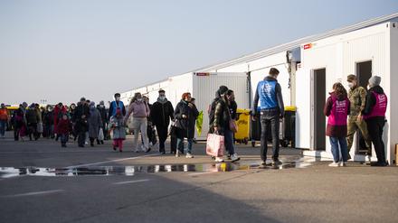 Flüchtlinge aus der Ukraine kommen am Ankunftszentrum auf dem Rollfeld vom ehemaligen Flughafen TXL an.
