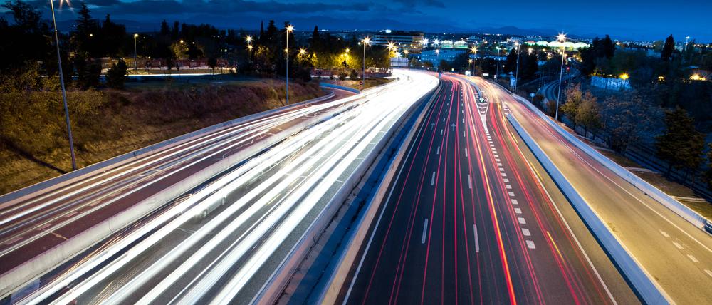 Auf der Autobahn sind bald wohl deutlich weniger Verbrenner unterwegs.