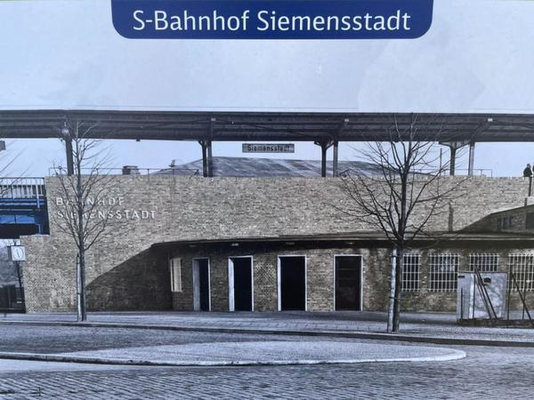 2. Station: Siemensstadt - ebenfalls links mit blauer Stahlbrücke.