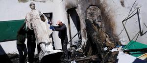 Employees remove the statue of Ukrainian philosopher Hryhoriy Skovoroda after a Russian bombing hit the Hryhoriy Skovoroda Literary Memorial Museum, amid Russia's attack on Ukraine, in Skovorodynivka village near Kharkiv, Ukraine, May 7, 2022. REUTERS/Ricardo Moraes     TPX IMAGES OF THE DAY     