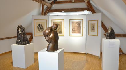 In der Ausstellung korrespondieren die grafischen Blätter mit den Skulpturen.