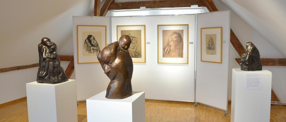 In der Ausstellung korrespondieren die grafischen Blätter mit den Skulpturen.