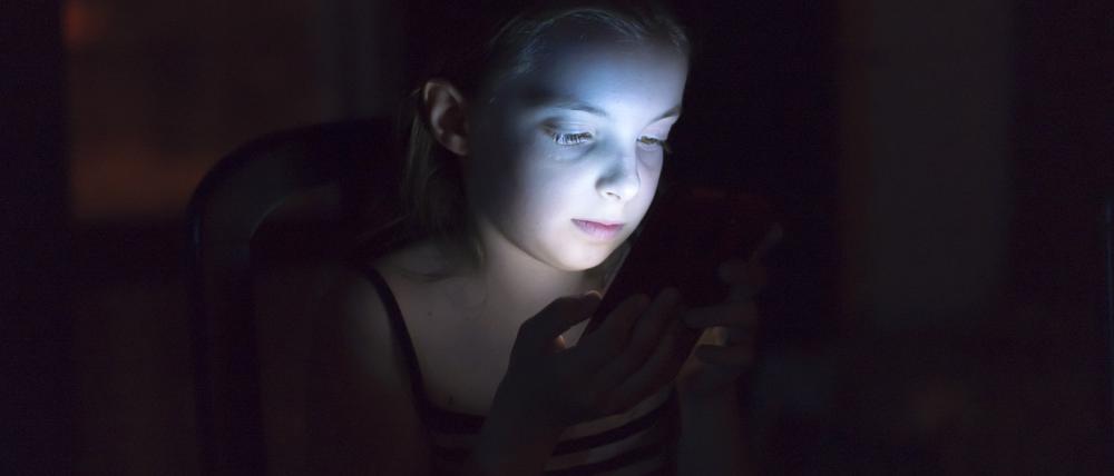 Kann süchtig machen: Kinder und Jugendliche lieben Handy-App-Spiele. Um schneller weiterzukommen, muss man Zubehör kaufen. Das kann ins Geld gehen. Foto: Getty Images/i-Stock