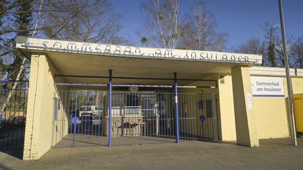 Eingang des Sommerbads am Insulaner