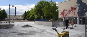 Der Mehringplatz in Berlin-Kreuzberg wird nach jahrelangen Umbau- und Verschönerungsarbeiten mit einem Straßenfest am Wochenende eröffnet. 