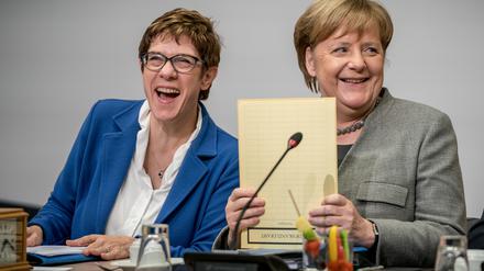 dpatopbilder - 13.01.2019, Brandenburg, Potsdam: Annegret Kramp-Karrenbauer (l), Bundesvorsitzende der CDU, lacht neben Bundeskanzlerin Angela Merkel (CDU) vor Beginn der Klausurtagung des CDU-Bundesvorstands. Bei der zweitägigen Klausur sollen Vorbereitungen für Europawahl und Landtagswahlen getroffen werden. Foto: Michael Kappeler/dpa +++ dpa-Bildfunk +++ | Verwendung weltweit