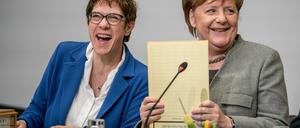 dpatopbilder - 13.01.2019, Brandenburg, Potsdam: Annegret Kramp-Karrenbauer (l), Bundesvorsitzende der CDU, lacht neben Bundeskanzlerin Angela Merkel (CDU) vor Beginn der Klausurtagung des CDU-Bundesvorstands. Bei der zweitägigen Klausur sollen Vorbereitungen für Europawahl und Landtagswahlen getroffen werden. Foto: Michael Kappeler/dpa +++ dpa-Bildfunk +++ | Verwendung weltweit