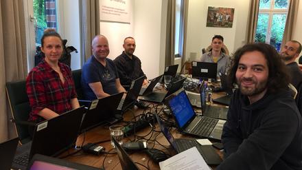 Die Freiwilligen des Projekts „Hey, Alter! Berlin“ treffen sich immer am Mittwochnachmittag und sind mit Eifer dabei. 