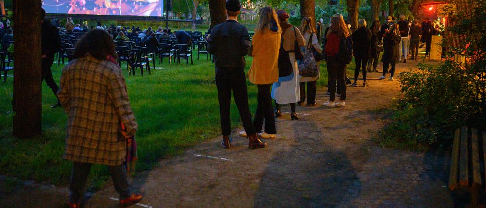 Kinobesucher kaufen sich vor der Vorführung des Films "Futur drei" im Freiluftkino Kreuzberg Getränke und Popcorn. Kinos in Berlin dürfen wieder Veranstaltungen unter freiem Himmel mit maximal 250 Personen anbieten. Das Freiluftkino Kreuzberg bietet als erstes Freiluftkino in Berlin nach einer coronabedingten Pause eine Filmvorführung an. +++ dpa-Bildfunk +++