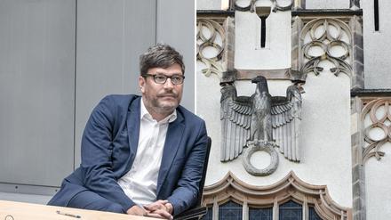Justizsenator Dirk Behrendt und der Reichsadler am Amtsgericht Wedding.