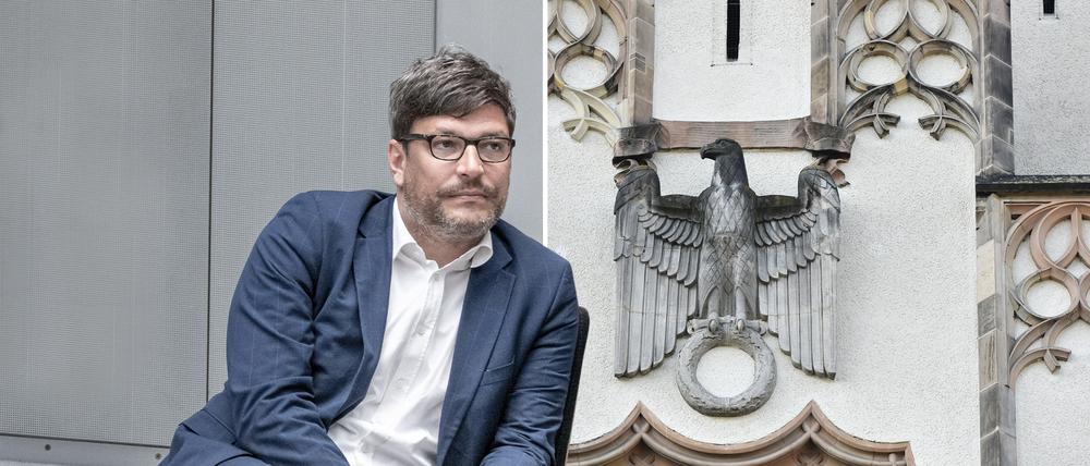 Justizsenator Dirk Behrendt und der Reichsadler am Amtsgericht Wedding.