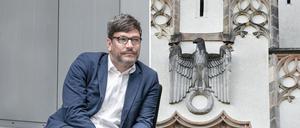 Justizsenator Dirk Behrendt und der Reichsadler am Amtsgericht Wedding.