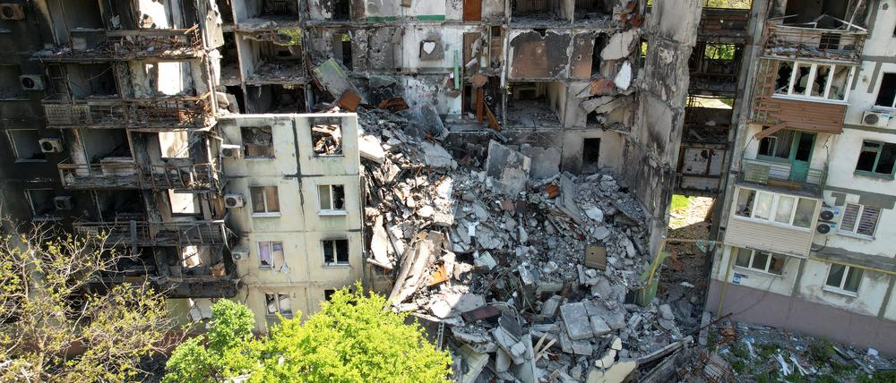 Zum Widersinn dieses Krieges zählt, dass die russische Armee nun gerade in den Gebieten des Landes wütet, in denen hauptsächlich russischsprachige Ukrainer leben. Hier ein Bild der Zerstörung in Mariupol.