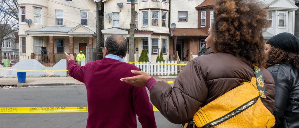 Auch in Newark, New Jersey, mussten Menschen ihre Häusern verlassen, die bei dem Erdbeben beschädigt worden sind.