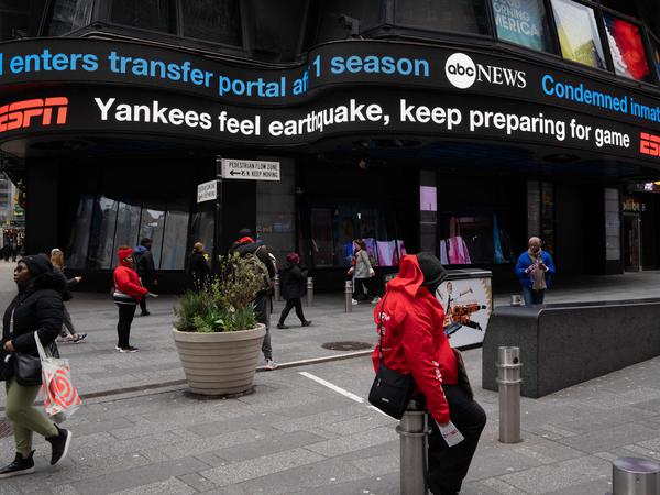 Eine digitale Ticker-Tafel am Times Square zeigt die Nachricht von einem Erdbeben