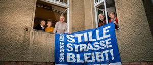 Alle ehemaligen Hausbesetzer:innen, halten am Fenster der «Begegnungsstätte für Jung und Alt» in der Stille Straße 10 in Berlin-Pankow ein altes Protestbanner. 