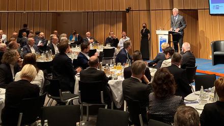 Wirtschaftssenator Stephan Schwarz (parteilos, für SPD) am Freitagmorgen bei der Berliner Industrie- und Handelskammer (IHK).