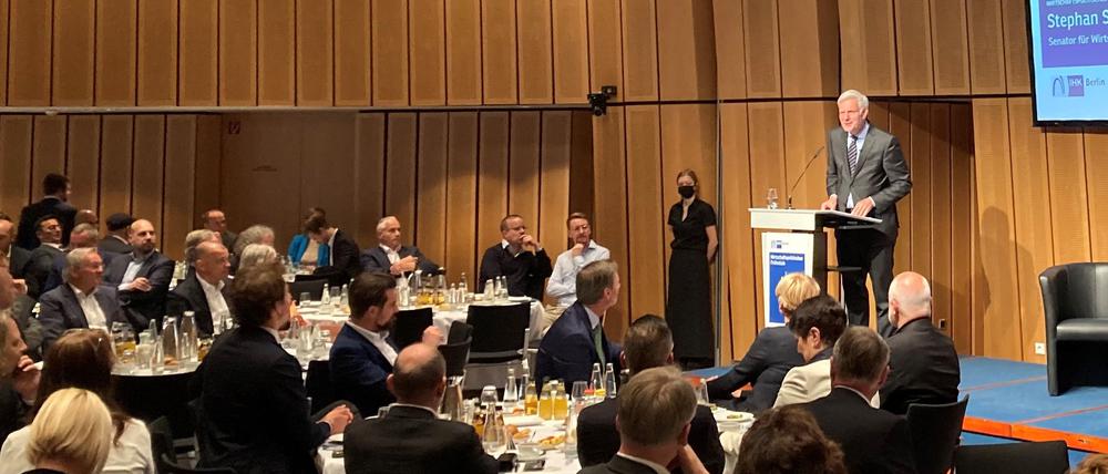 Wirtschaftssenator Stephan Schwarz (parteilos, für SPD) am Freitagmorgen bei der Berliner Industrie- und Handelskammer (IHK).