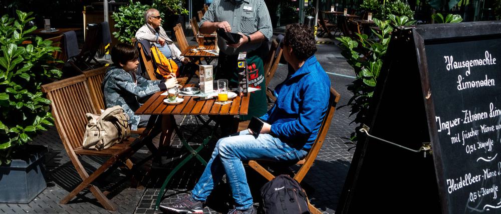 Gastronomen hoffen auf weitere warme Tage im Herbst - und auf die Erlaubnis, Heizpilze aufzustellen.
