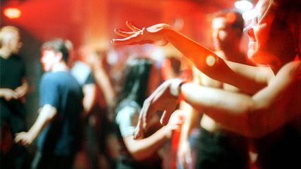 Ekstatisch tanzende Clubgänger im Berliner Tresor bei einer Party anlässlich der Love Parade 2001.