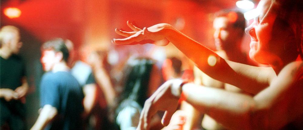Ekstatisch tanzende Clubgänger im Berliner Tresor bei einer Party anlässlich der Love Parade 2001.