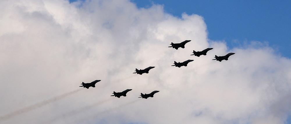 Russische MiG-29SMT Kampfjets in einer „Z“-Formation in Moskau.