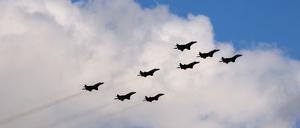 Russische MiG-29SMT Kampfjets in einer „Z“-Formation in Moskau.